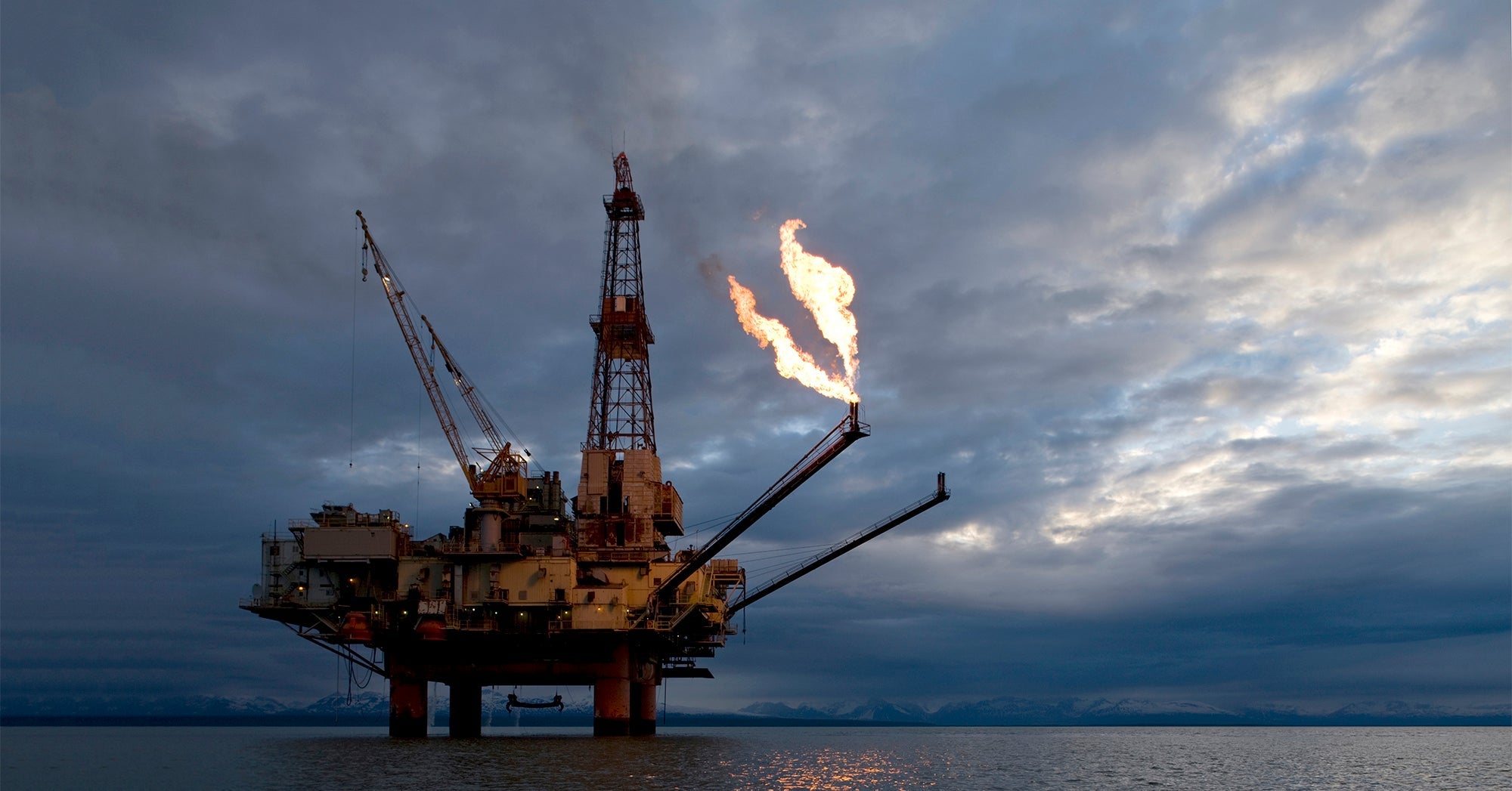 Una llamarada de gas natural emitida desde una plataforma petrolífera en alta mar en Cook Inlet, Alaska.