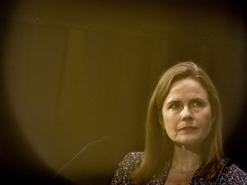 Amy Coney Barrett, una jueza incondicionalmente conservadora de la Corte de Apelaciones del Séptimo Circuito, ha sido seleccionada por Trump para reemplazar a la recién fallecida jueza Ruth Bader Ginsburg con un proceso de confirmación acelerado del Senad Amy Coney Barrett, una jueza incondicionalmente conservadora de la Corte de Apelaciones del Séptimo Circuito, ha sido seleccionada por Trump para reemplazar a la recién fallecida jueza Ruth Bader Ginsburg con un proceso de confirmación acelerado del Senad
