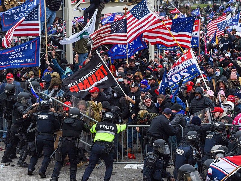 Los partidarios de Trump se enfrentan a la policía y las fuerzas de seguridad mientras asaltan el Capitolio de los Estados Unidos en Washington, D.C. el 6 de enero de 2021. Los manifestantes violaron protocolos de seguridad y entraron al Capitolio mient Los partidarios de Trump se enfrentan a la policía y las fuerzas de seguridad mientras asaltan el Capitolio de los Estados Unidos en Washington, D.C. el 6 de enero de 2021. Los manifestantes violaron protocolos de seguridad y entraron al Capitolio mient