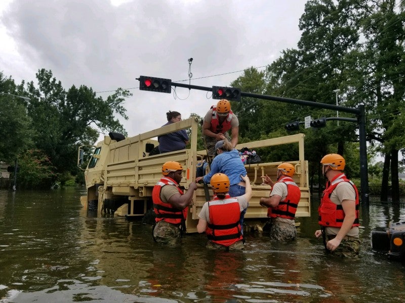 Soldados de la Guardia Nacional de Texas realizan operaciones de rescate en áreas alrededor de Houston, Texas, inundadas por al huracán Harvey.
