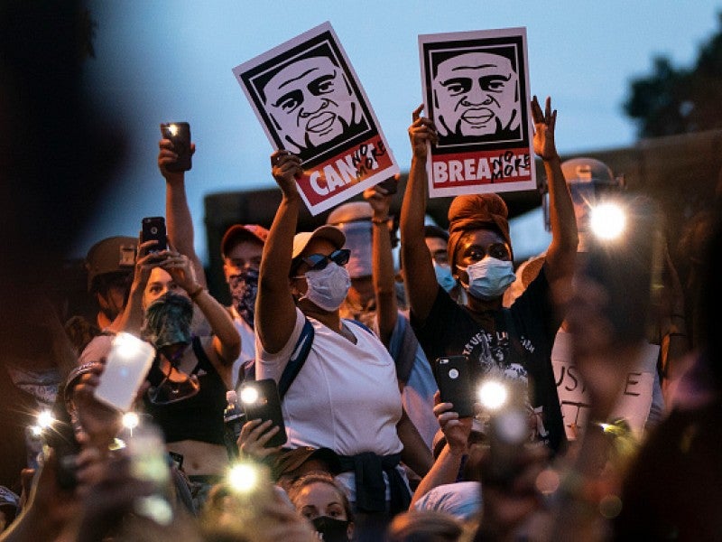 Las protestas estallaron alrededor de Estados Unidos para poner fin al racismo sistémico y el abuso policial a partir de los asesinatos de George Floyd, Breonna Taylor y Ahmaud Arbery. Las protestas estallaron alrededor de Estados Unidos para poner fin al racismo sistémico y el abuso policial a partir de los asesinatos de George Floyd, Breonna Taylor y Ahmaud Arbery.