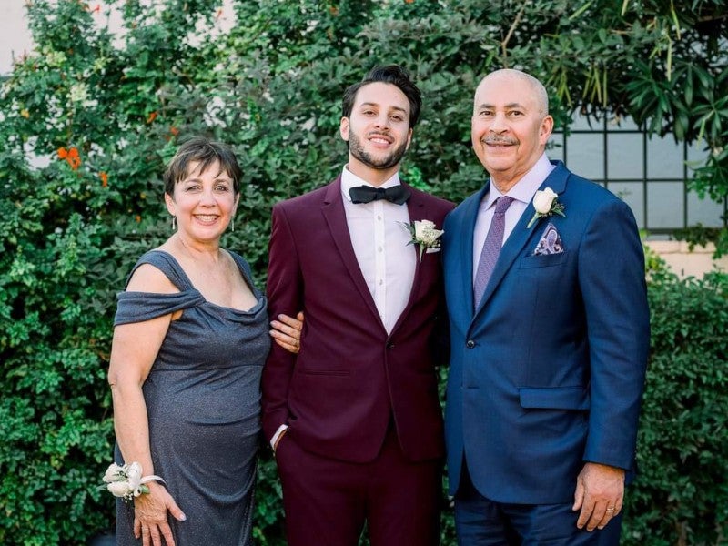 El abogado de Earthjustice Julián González (medio) junto con su madre Jackie y su difunto padre Waldemar. El abogado de Earthjustice Julián González (medio) junto con su madre Jackie y su difunto padre Waldemar.