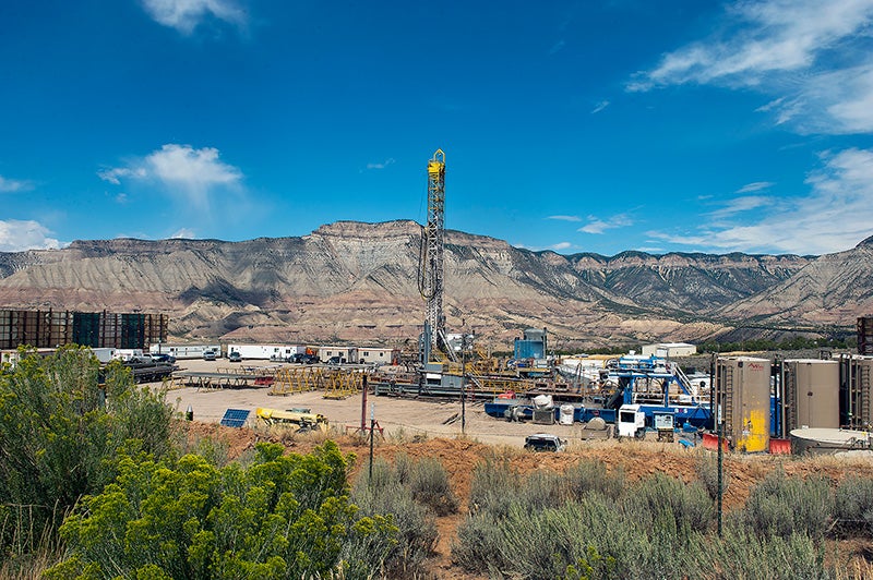 Operaciones de petróleo y gas cerca de zonas residenciales en Colorado.