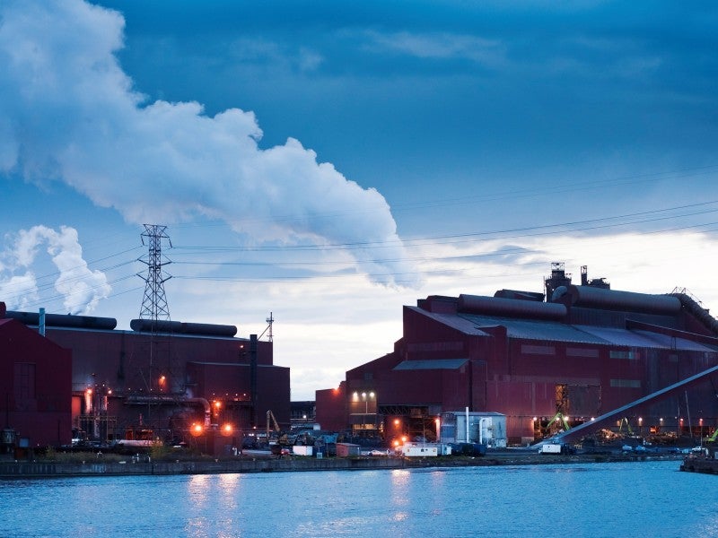 La fábrica River Rouge de la compañía automotriz Ford en Michigan, como se ve en esta imagen tomada en 2008, es una de las muchas instalaciones industriales que rodean la ciudad de River Rouge. La fábrica River Rouge de la compañía automotriz Ford en Michigan, como se ve en esta imagen tomada en 2008, es una de las muchas instalaciones industriales que rodean la ciudad de River Rouge.