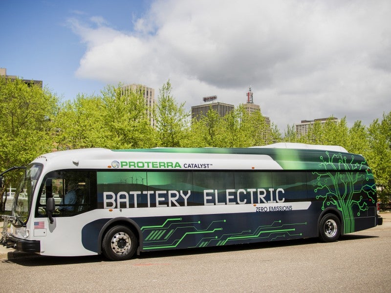 Demostración del autobús eléctrico Metro Transit Proterra, ubicado en el área de Minneapolis-Saint Paul. Demostración del autobús eléctrico Metro Transit Proterra, ubicado en el área de Minneapolis-Saint Paul.