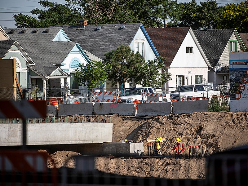 Construction on the I-70 freeway expansion bumps up against homes in the Globeville and Elyria-Swansea neighborhoods of North Denver.
(Martin do Nascimento / Earthjustice)