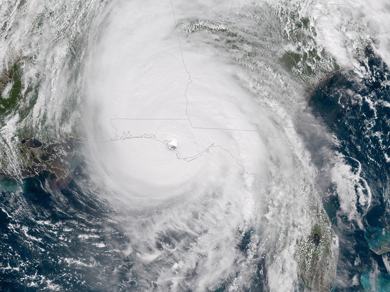 Imágenes satelitales del huracán Michael tocando tierra el 10 de octubre de 2018, en Florida. Climas extremos y calentamientos del mar amenazan a comunidades en muchas partes de los Estados Unidos.
(Image Courtesy of NOAA)