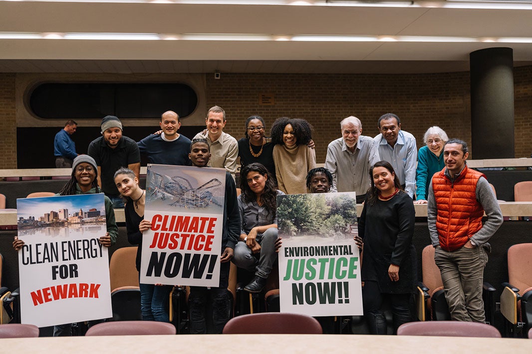 Energía limpia para Newark. ¡Justicia climática ahora! ¡Justicia ambiental ahora! Los defensores de la comunidad se reúnen en una reunión pública en Essex County College en Newark, Nueva Jersey, 2019.