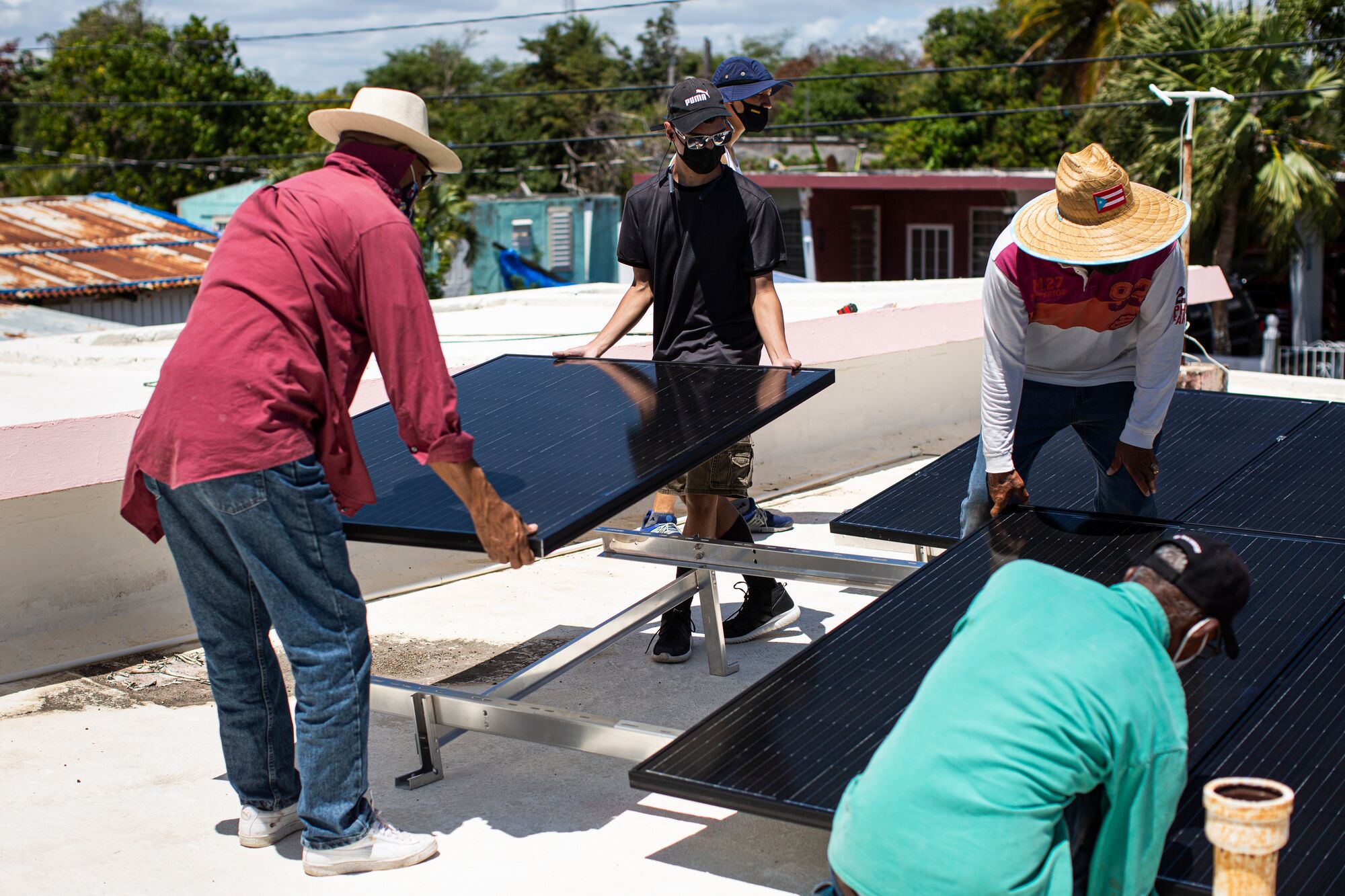 El grupo Comunidad Guayamesa Unidos por tu Salud instala sistemas de energía solar como en la casa de Rosalina Marrero Martínez en Guayama, Puerto Rico.