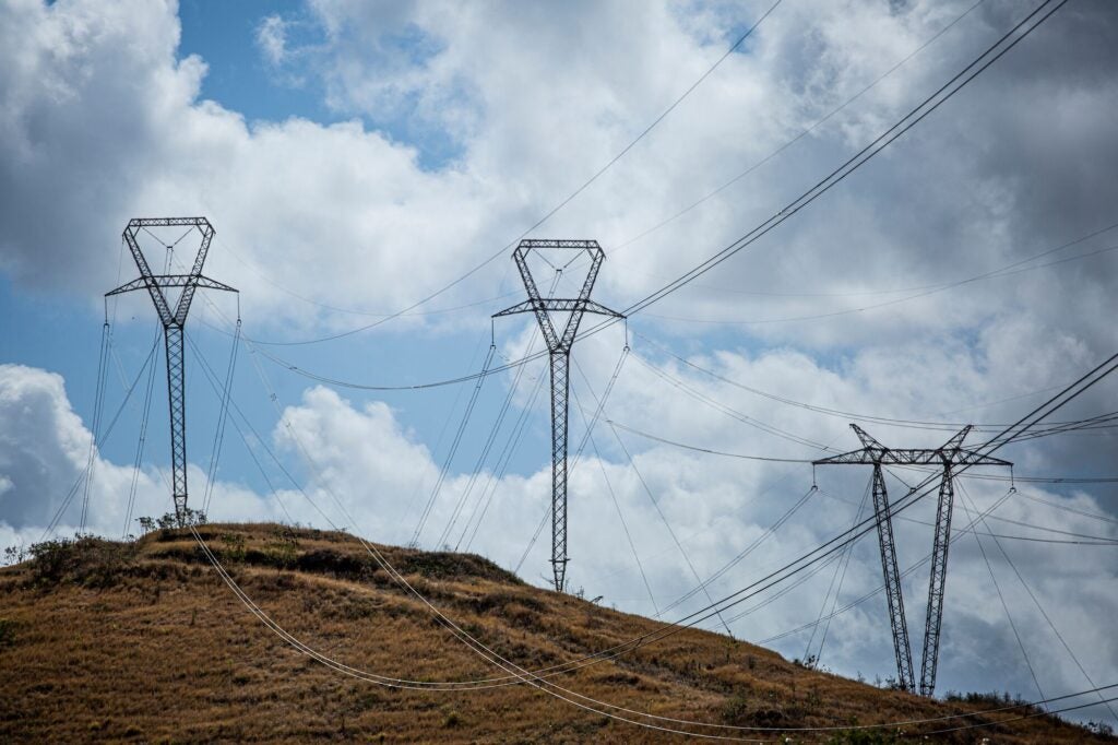 Líneas eléctricas de transmisión en Guayama.