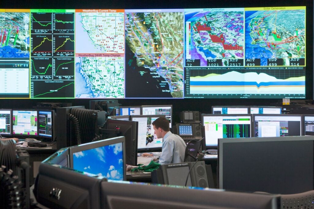 Trabajadores del Operador Independiente del Sistema de California monitorean la red de transmisión de alto voltaje en ese estado.