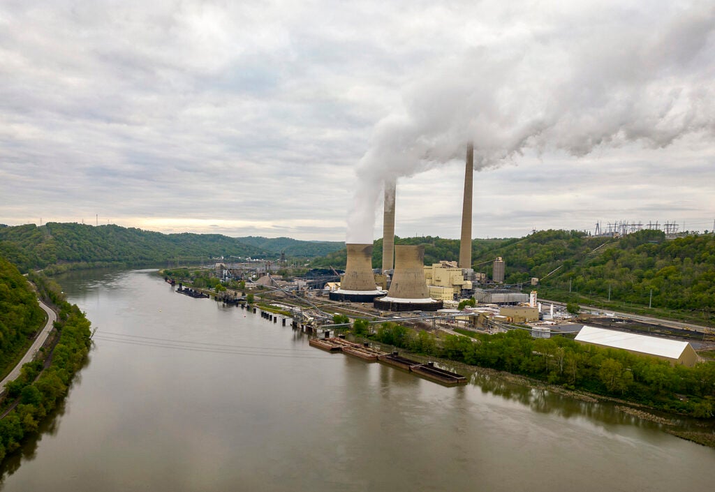 The Mitchell Power Plant, a coal-fired power station, along the Ohio River in Moundsville, West Virginia. (Lauren Petracca for Earthjustice)