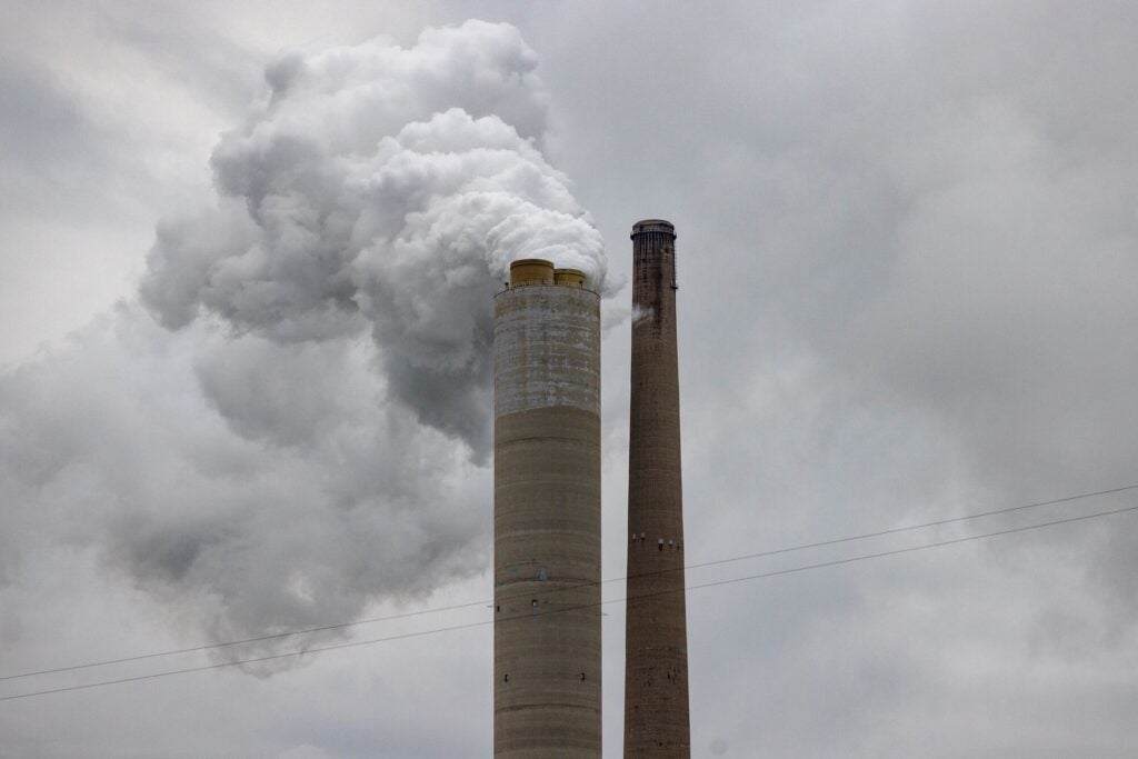 Emisiones de una chimenea en la central eléctrica Mitchell, una planta de energía a carbón, en Moundsville, Virginia Occidental. (Lauren Petracca para Earthjustice)