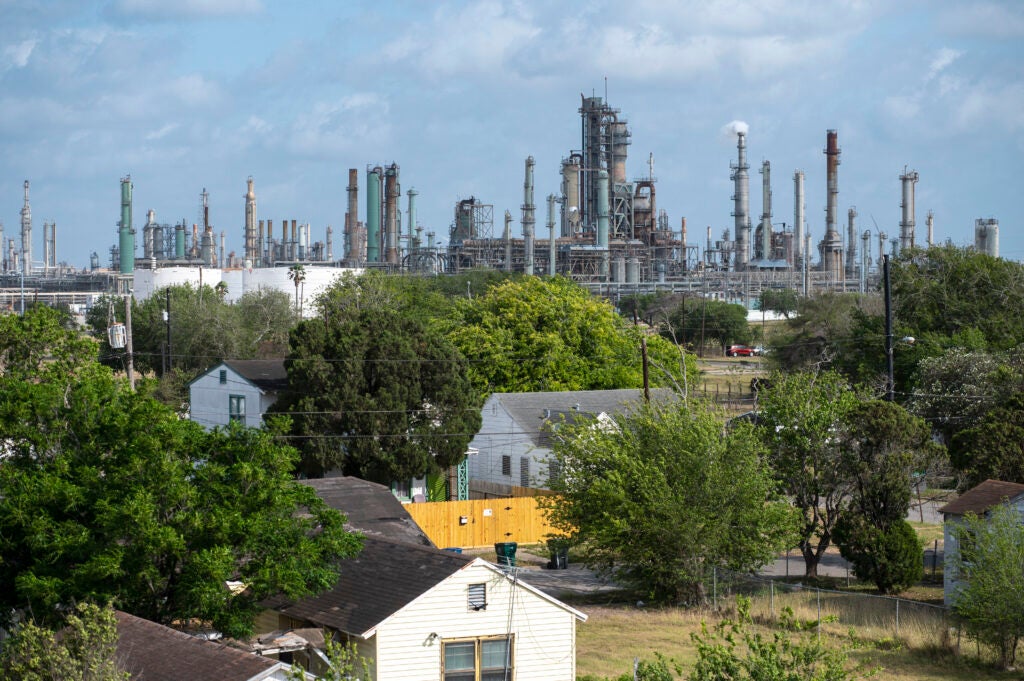 The Hillcrest neighborhood near "Refinery Row" in Corpus Christi, TX. About 60% of current U.S. hydrogen demand comes from crude oil refineries. (Eddie Seal for Earthjustice)