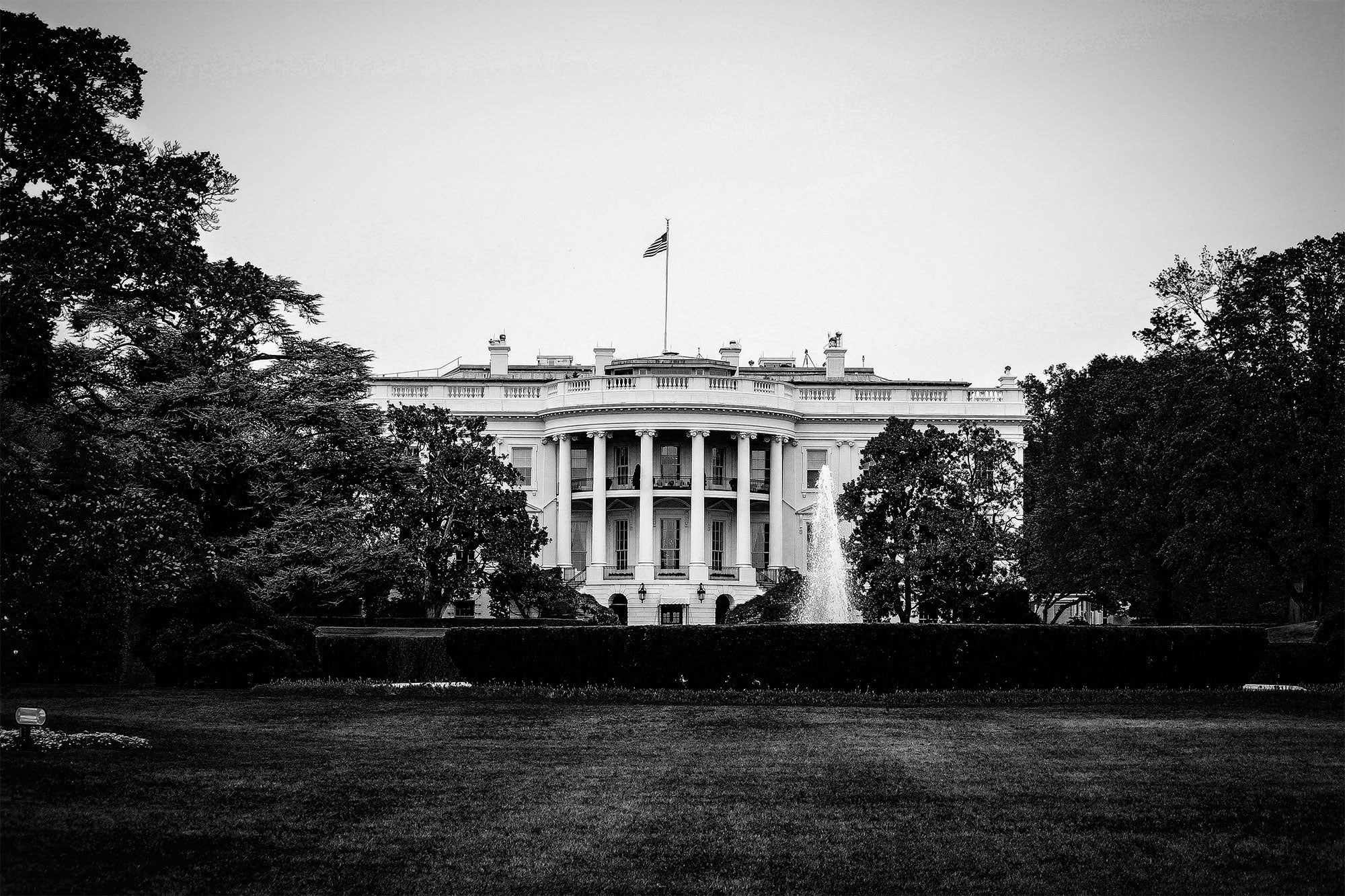 Black and white image of the White House in Washington, D.C.