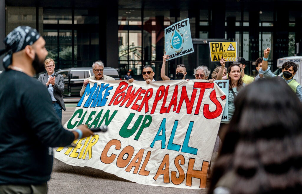 People gather for a rally outside of an EPA public hearing on coal ash in Chicago, Illinois in 2023 (Jamie Kelter Davis for Earthjustice)