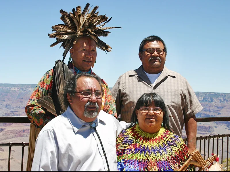 La familia Uqualla de la Tribu Havasupai junto al congresista estadounidense Raúl Grijalva al borde del Gran Cañón. Earthjustice expresa su más sentido pésame tras el fallecimiento del representante por el estado de Arizona. (Foto cortesía de Grand Canyon Trust).