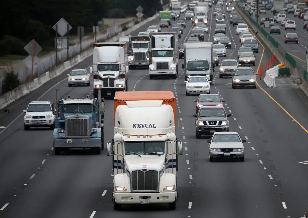 Los camiones circulan por la carretera interestatal 80 el 18 de febrero de 2014 en Berkeley, California, cuando el presidente estadounidense Barack Obama anunció que su administración está comenzando a desarrollar una nueva fase de estándares más estrictos de eficiencia de combustible para vehículos medianos y pesados. Había ordenado a la Agencia de Protección Ambiental y a la Administración Nacional de Seguridad del Tráfico en las Carreteras del Departamento de Transporte que crearan e impusieran nuevos estándares de eficiencia de combustible y de gases de efecto invernadero antes del 31 de marzo de 2016.