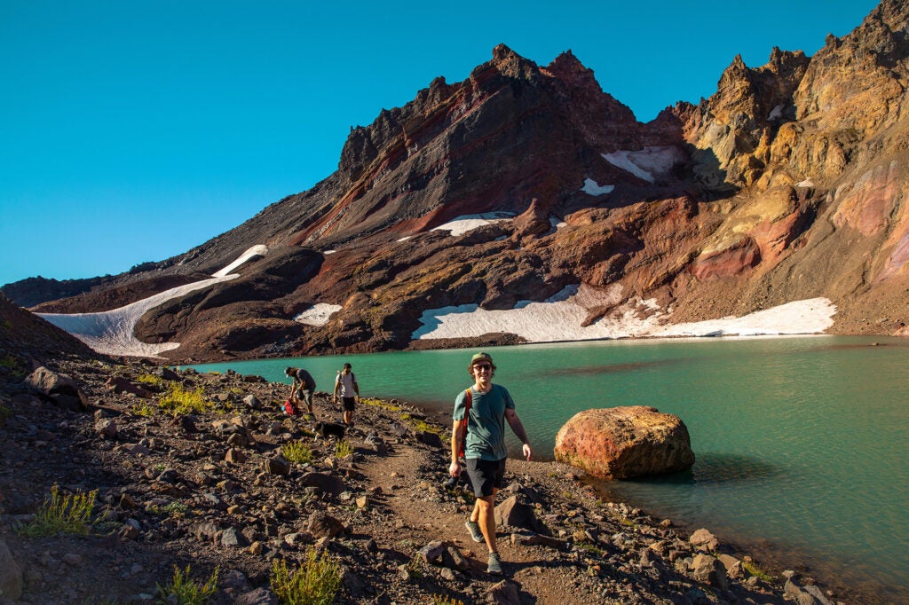 Hikers at No Name Lake in the Three Sisters Wilderness, Deschutes National Forest, Oregon. (Holly Mandarich / Unsplash)