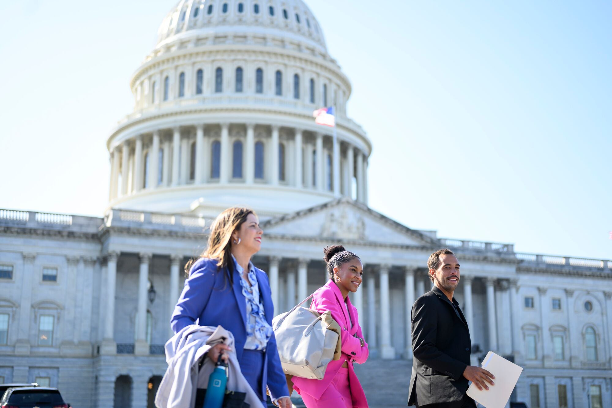 Laura Arroyo, abogada sénior de Earthjustice; Jasmine Jennings, asesora legislativa sénior de Earthjustice; y Gabriel Meléndez, director de políticas públicas de El Puente, caminan frente al Capitolio de los Estados Unidos el 1 de abril de 2025. Abogados de Earthjustice y miembros de El Puente se reúnen con personal del Congreso para informar sobre la expansión ilegal de infraestructura de gas metano en Puerto Rico.  (Matt Roth para Earthjustice)
