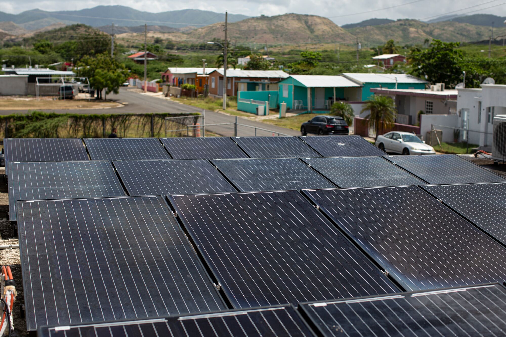 Paneles solares en el techo del Centro Comunitario El Coquí en Salinas, Puerto Rico.