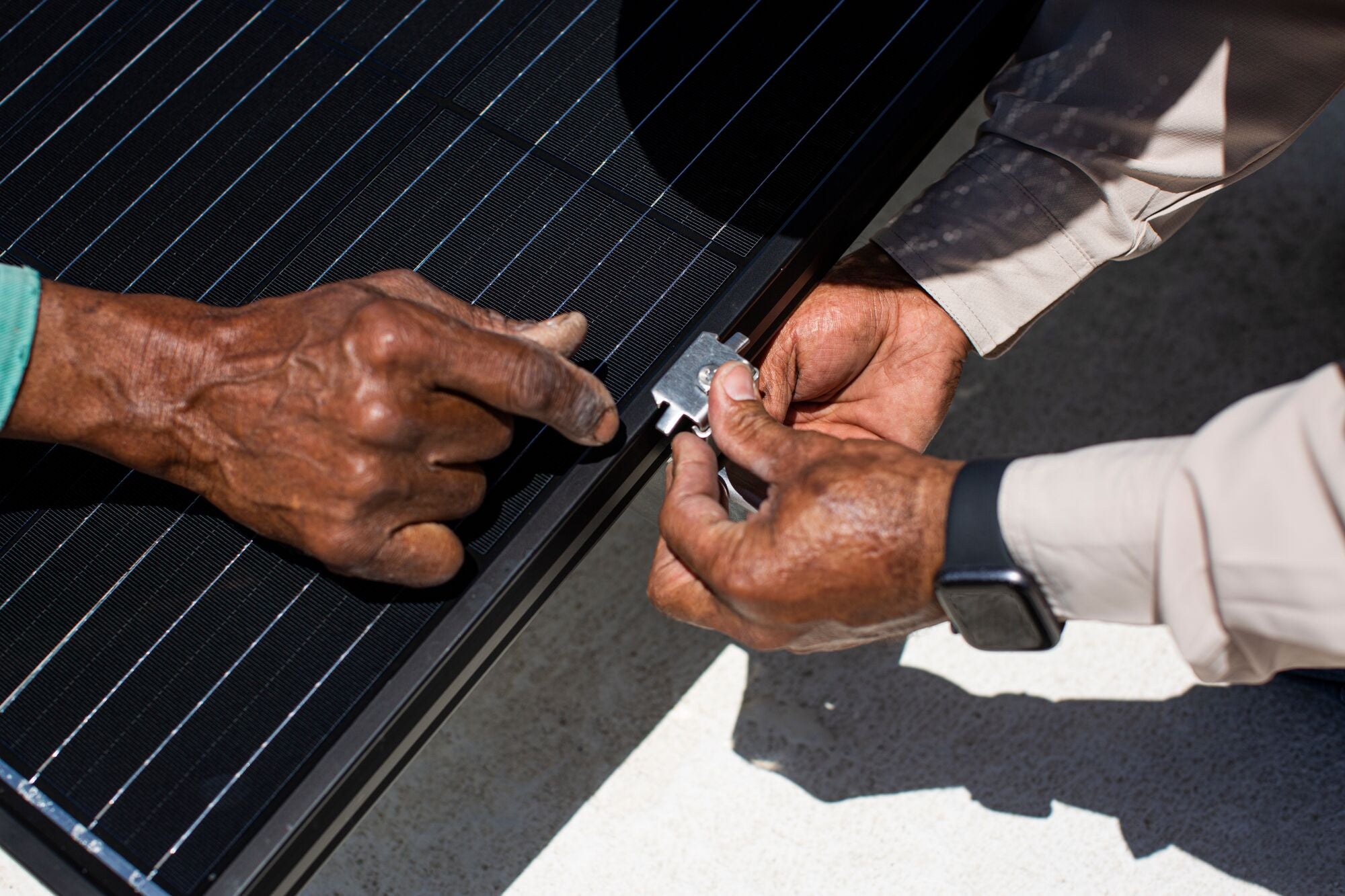 El grupo Comunidad Guayamesa Unidos por tu Salud instala sistemas de energía solar como en la casa de Rosalina Marrero Martínez en Guayama, Puerto Rico.