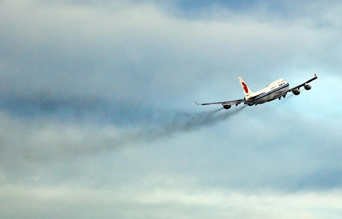 Dramatic aviation emission reductions are readily achievable, a recent report shows, despite the airline industry's claim that fuel costs already forces airlines to operate as efficiently as possible.
(PHOTO COURTESY OF ANGELO DESANTIS)
