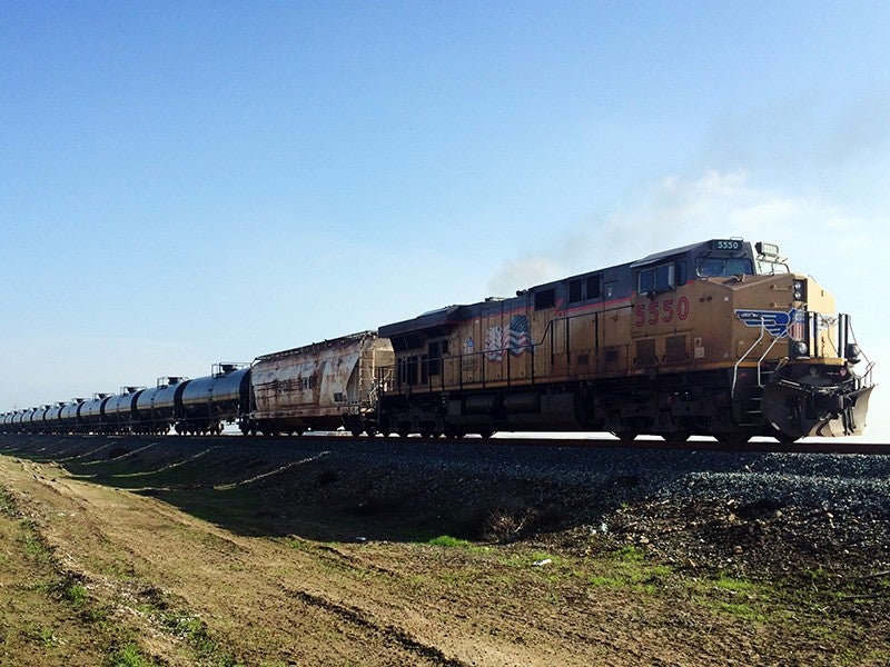Un tren transporta aceite a través del Valle Central de California, dirigiéndose hacia la Terminal de Crudo de Bakersfield en el Condado de Kern.
(Elizabeth Forsyth / Earthjustice)