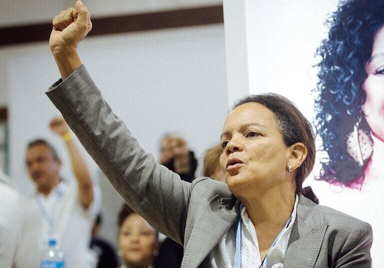 Ruth Santiago empuña su mano en solidaridad durante una charla en el Pabellón de Justicia Climática en la COP27, la Conferencia de las Naciones Unidas sobre el Cambio Climático de 2022, en Sharm El-Sheikh, Egipto.