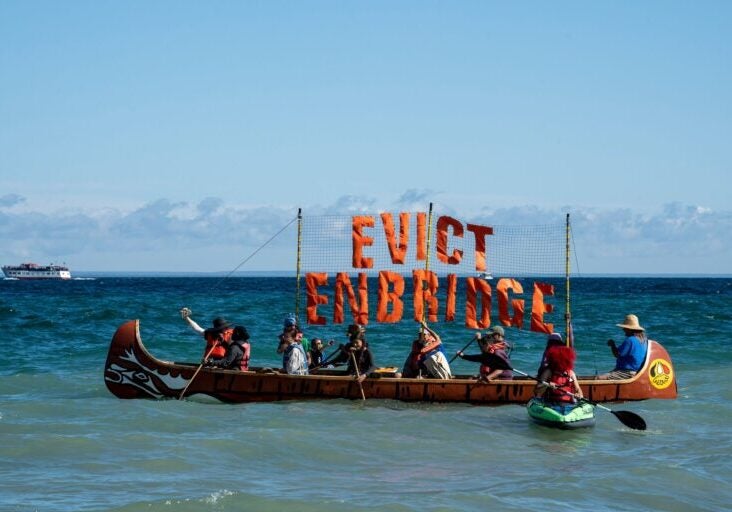 Protestors paddle next to the Mackinac Bridge at the Pipe Out Paddle Up Floatilla Against the Line 5 pipeline in Mackinaw City. (Sarah Rice for Earthjustice)