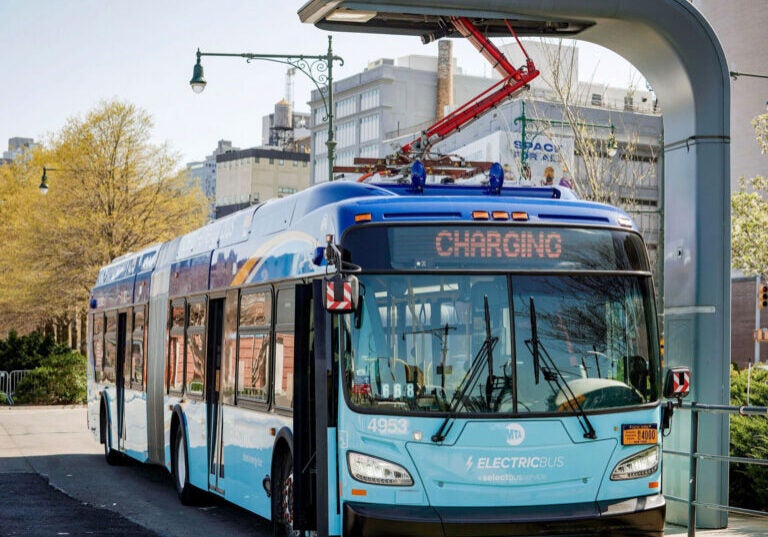 A new Flyer XE60 electric transit bus at charging station in New York City. (Marc A. Hermann / MTA)