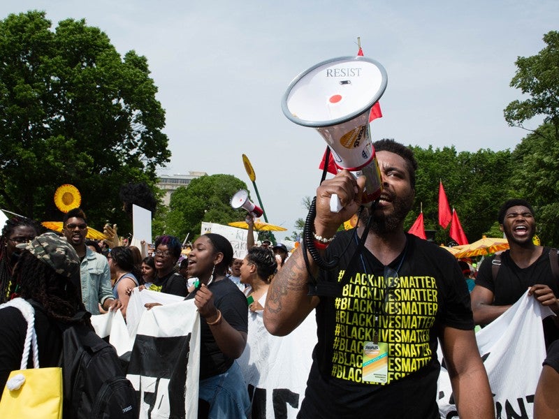 Activistas de Black Lives Matter en la Marcha por el Clima de los Pueblos de 2017 en Washington, la Agencia de Protección Ambiental de D.C. Trump ha rechazado las políticas que protegen a las comunidades de color.