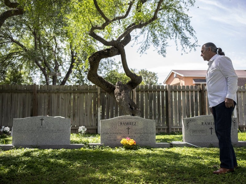 Ramiro Ramirez visita las tumbas de sus padres en el Cementerio Jackson Ranch en Texas. El muro fronterizo haría más dificil sus visitas.
(MARTIN DO NASCIMENTO / EARTHJUSTICE)
