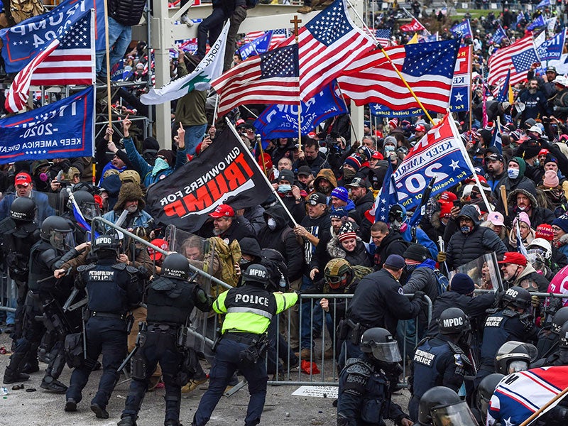 Los partidarios de Trump se enfrentan a la policía y las fuerzas de seguridad mientras asaltan el Capitolio de los Estados Unidos en Washington, D.C. el 6 de enero de 2021. Los manifestantes violaron protocolos de seguridad y entraron al Capitolio mient
