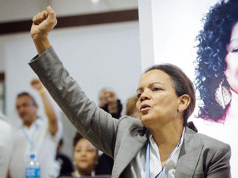 Ruth Santiago empuña su mano en solidaridad durante una charla en el Pabellón de Justicia Climática en la COP27, la Conferencia de las Naciones Unidas sobre el Cambio Climático de 2022, en Sharm El-Sheikh, Egipto.
(Chris Jordan-Bloch / Earthjustice)