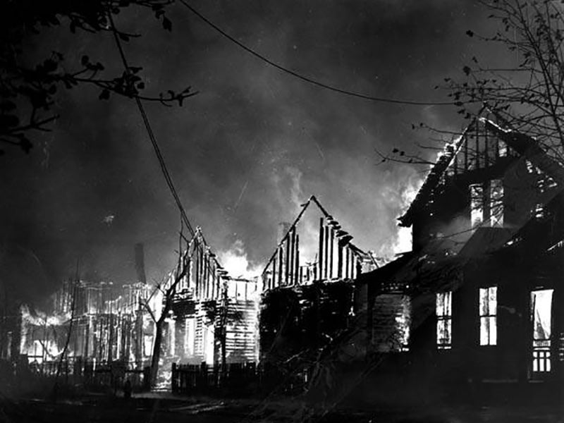 Fires engulf homes in Cleveland,Ohio, during a liquefied natural gas disaster in 1944 that killed more than 130 people.
(Joseph E. Cole / The Cleveland Press Collection)
