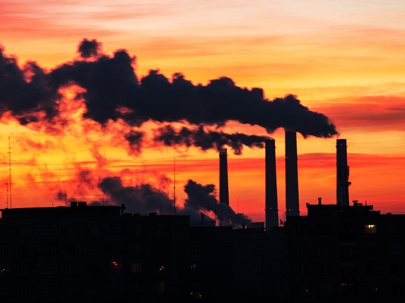 Las industrias contaminantes usan la crisis del COVID-19 como excusa para flexibilizar regulaciones que limitan las emisiones de plantas eléctricas.
(IDPHOTORO / SHUTTERSTOCK)