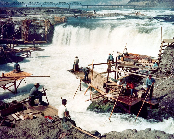 Dipnet fishing at the Cul-De-Sac of Celilo Falls (Columbia River) around 1957, Oregon, Pacific Northwest, USA