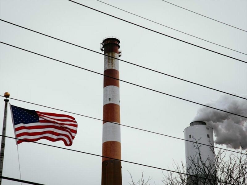 Las plantas de carbón como esta en Springdale, PA, son una vista común en todo el país. El Plan de Energía Limpia impone límites de carbono que reducen la quema de carbón.