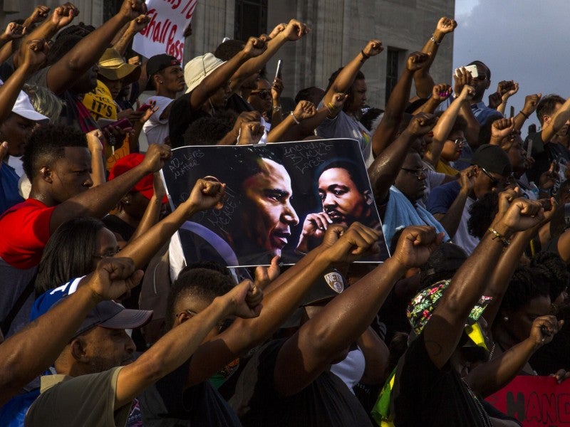 Manifestantes se aglomeran luego de marchar hacia el Capitolio de Luisiana para expresar su rechazo al asesinato de Alton Sterling el 9 de julio de 2016 en Baton Rouge.
(MARK WALLHEISER / GETTY IMAGES)