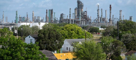 The Hillcrest neighborhood near 'Refinery Row' in Corpus Christi, TX. About 60% of current U.S. hydrogen demand comes from crude oil refineries. (Eddie Seal for Earthjustice)