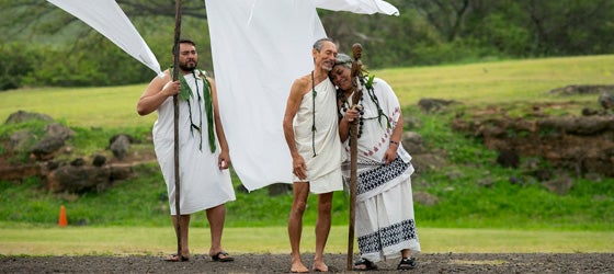 Mālama Mākua board member Vince Dodge and ‘Ānela Maunakea-Fernandez share a moment before the ceremony of the closing of the Makahiki in Mākua in March, 2024. At left is Kainoa Ailā. (Elyse Butler for Earthjustice)