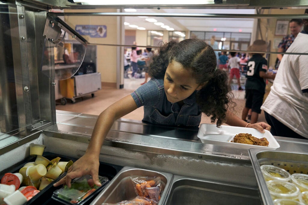 Un estudiante elige entre las opciones de almuerzo en la escuela primaria East Brainerd en Chattanooga, Tennessee.