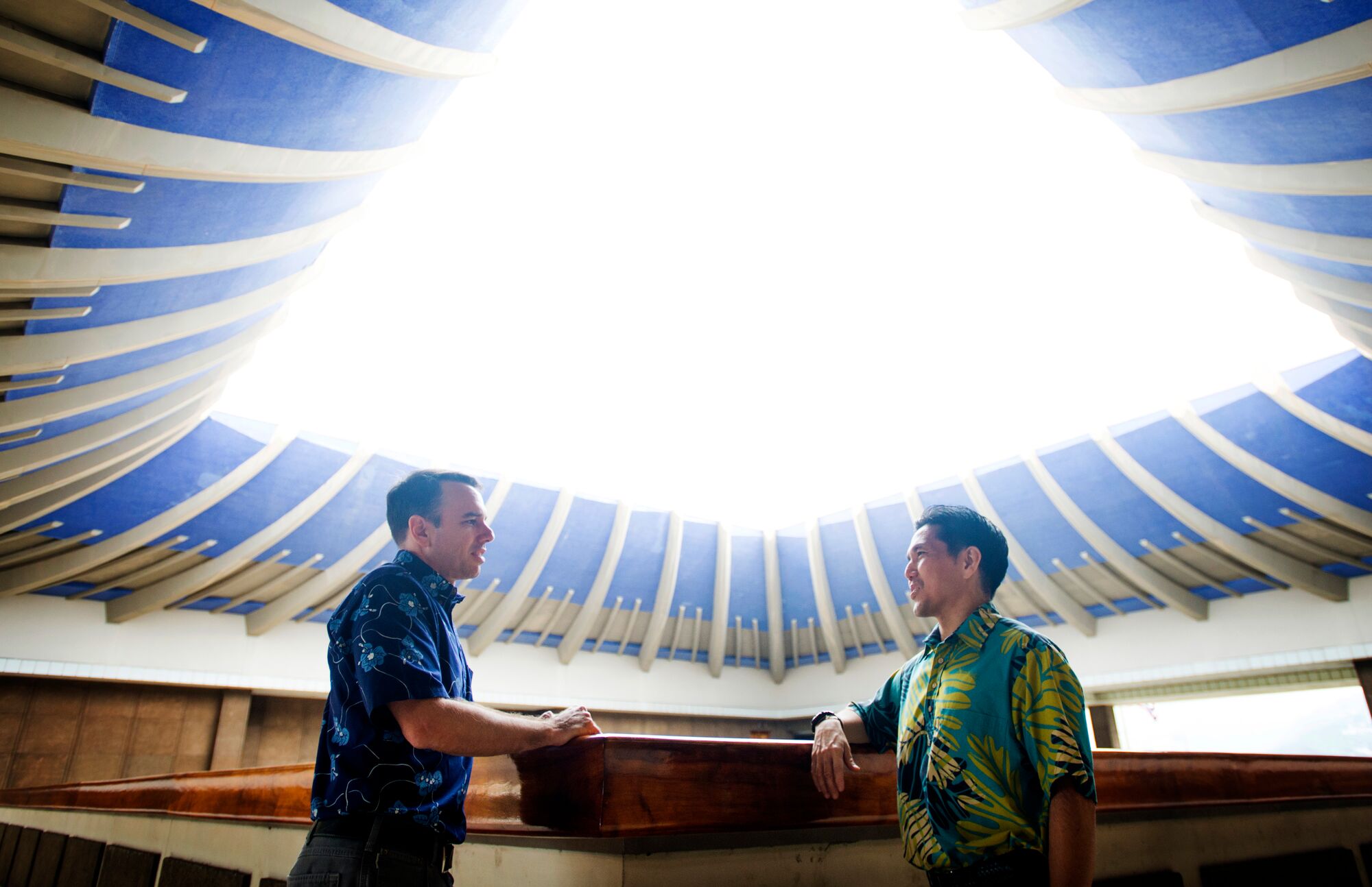Isaac Moriwake (right), managing attorney of the Mid-Pacific Office, speaks with Mark Duda, a solar industry leader and longtime Earthjustice partner, in Hawaiʻi’s State Capitol.