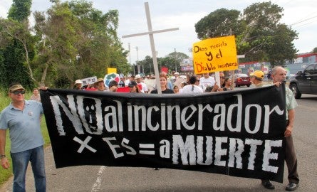 Protesters gather to march against the incinerator in Arecibo.
(CLAUDIO ALVAREZ/EL COMUNICADOR DE PUERTO RICO)