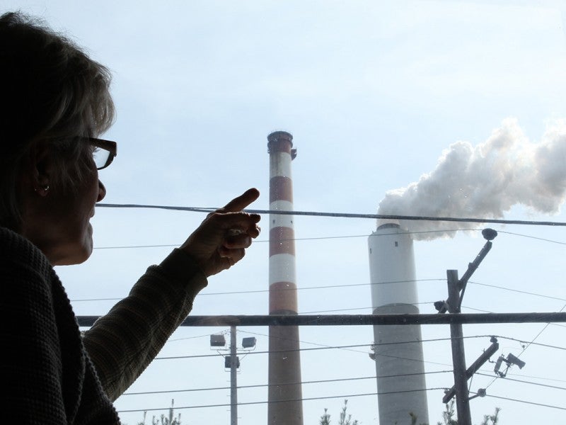 Desde su casa, Marti Blake observa la estación generadora de energía de Cheswick en Springdale, Pensilvania.
(Chris Jordan-Bloch / Earthjustice)