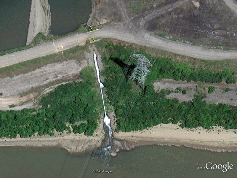 Google Earth satellite images show coal ash wastewater moving from the Mill Creek Generating Station into the Ohio River.
(MAP DATA (C) 2010 GOOGLE)