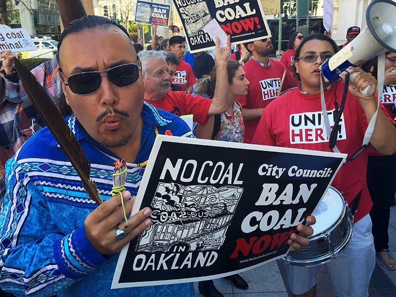 Los miembros del público que se oponen a una propuesta de exportación de carbón se reúnen fuera de la alcaldía de Oakland el 27 de junio de 2016.
(Chris Jordan-Bloch / Earthjustice)