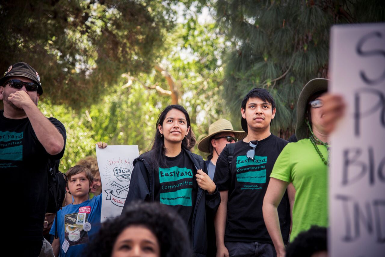 Kimberly Amaya (centro) marcha con otros miembros del East Yard Communities for Environmental Justice.