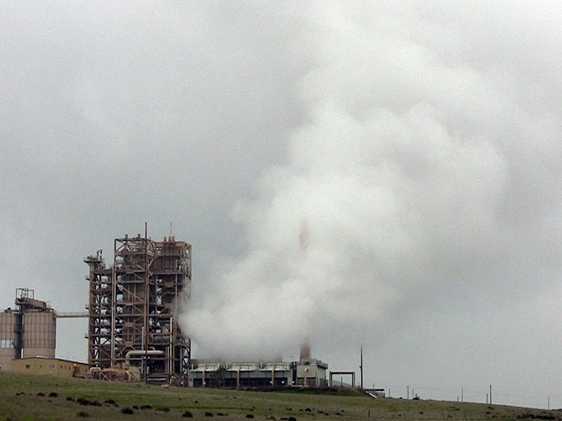 An industrial plant in the Central Valley. Why would an agency tasked with cleaning up the air to protect public health spread misinformation to the citizens who depend on it?
(Chris Jordan-Bloch / Earthjustice)